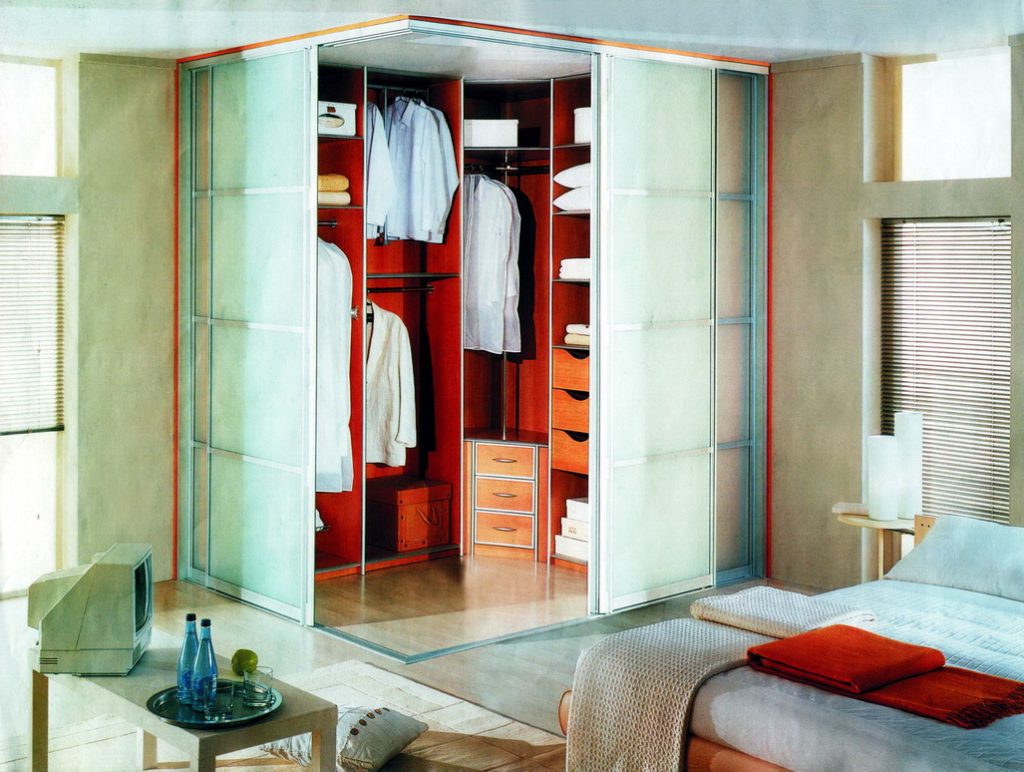 Дизайн и компактность гардеробной части спальни