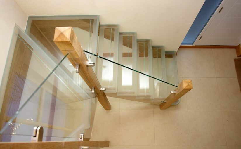 Стеклянные перила для лестниц – эстетика, надежность и простота в уходе